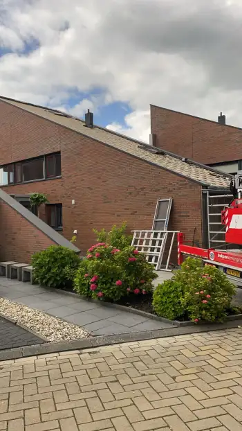 Friesland in de stad Leeuwarden Nelskamp F 8,5 dakpannen gelegd op dak met verholen goot