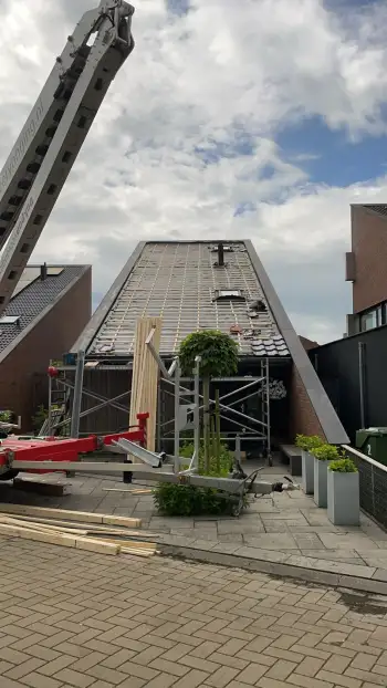 Friesland in de stad Leeuwarden Nelskamp F 8,5 dakpannen gelegd op dak met verholen goot
