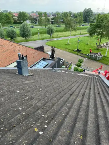 Friesland in de stad Leeuwarden Nelskamp F 8,5 dakpannen gelegd op dak met verholen goot