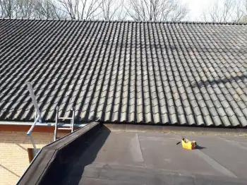 Dakvernieuwd van een Kerk en bijbehoordende woonhuis