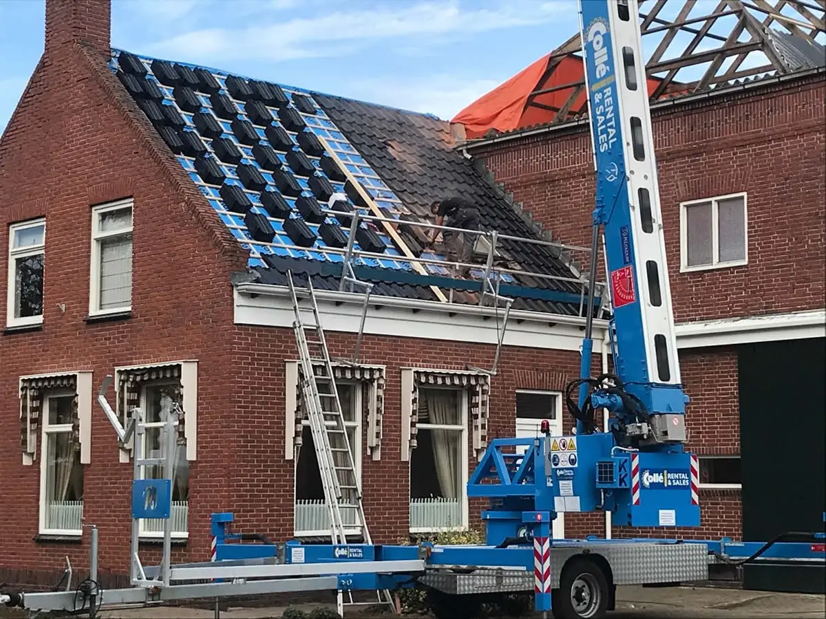 Ter maars boerderijdak voorzien van nieuwe etherniet golfplaten en nelskamp f 12 dakpannen