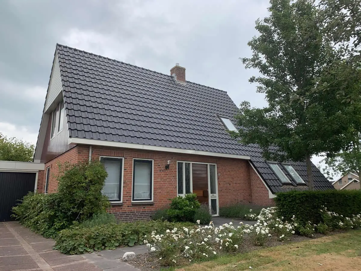 Nieuwe Nelskamp F12 dakpannen gelegd op woning in Kollum
