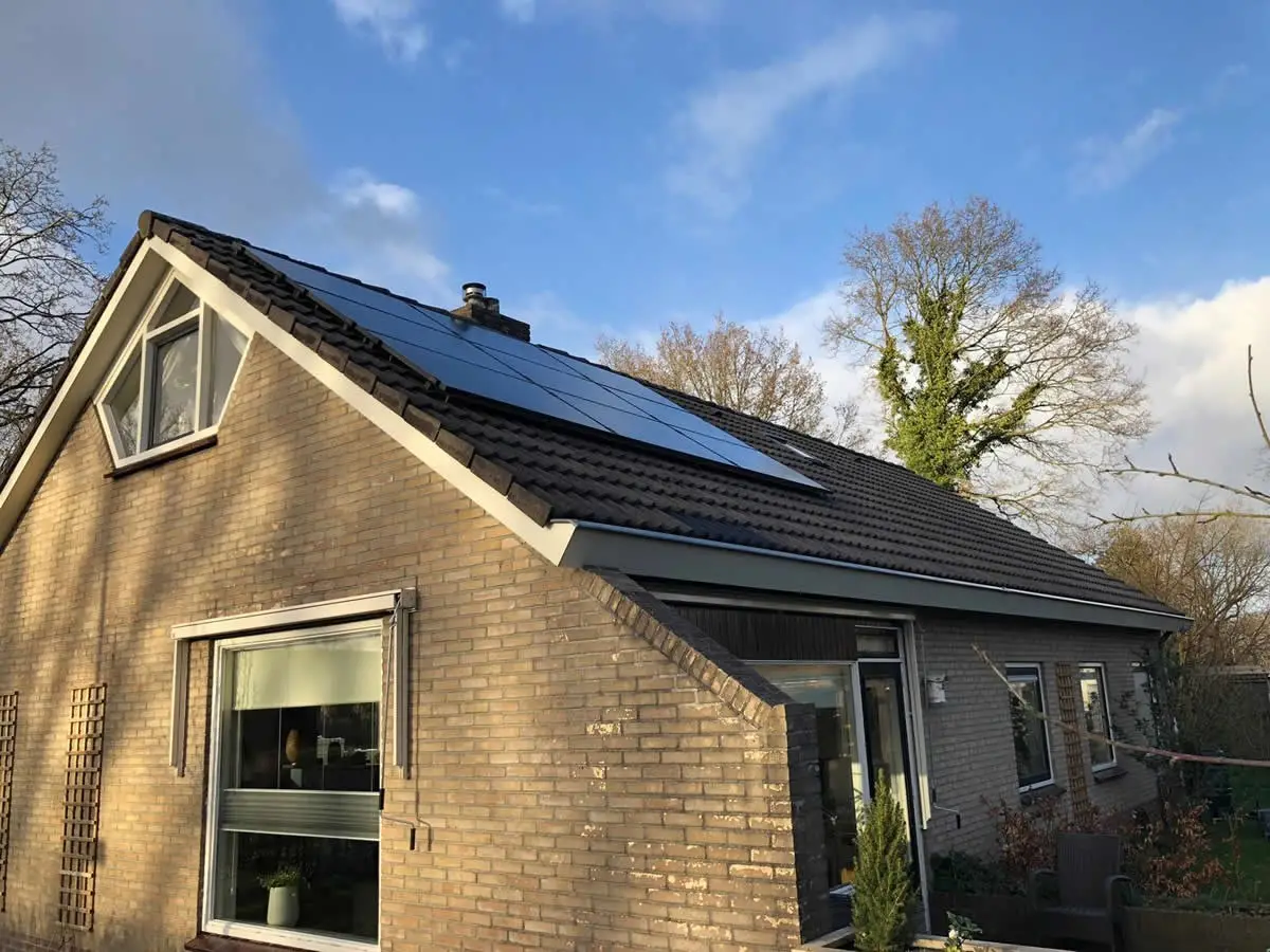 Nieuwe dakpannen voor semi-bungalow in Rolde
