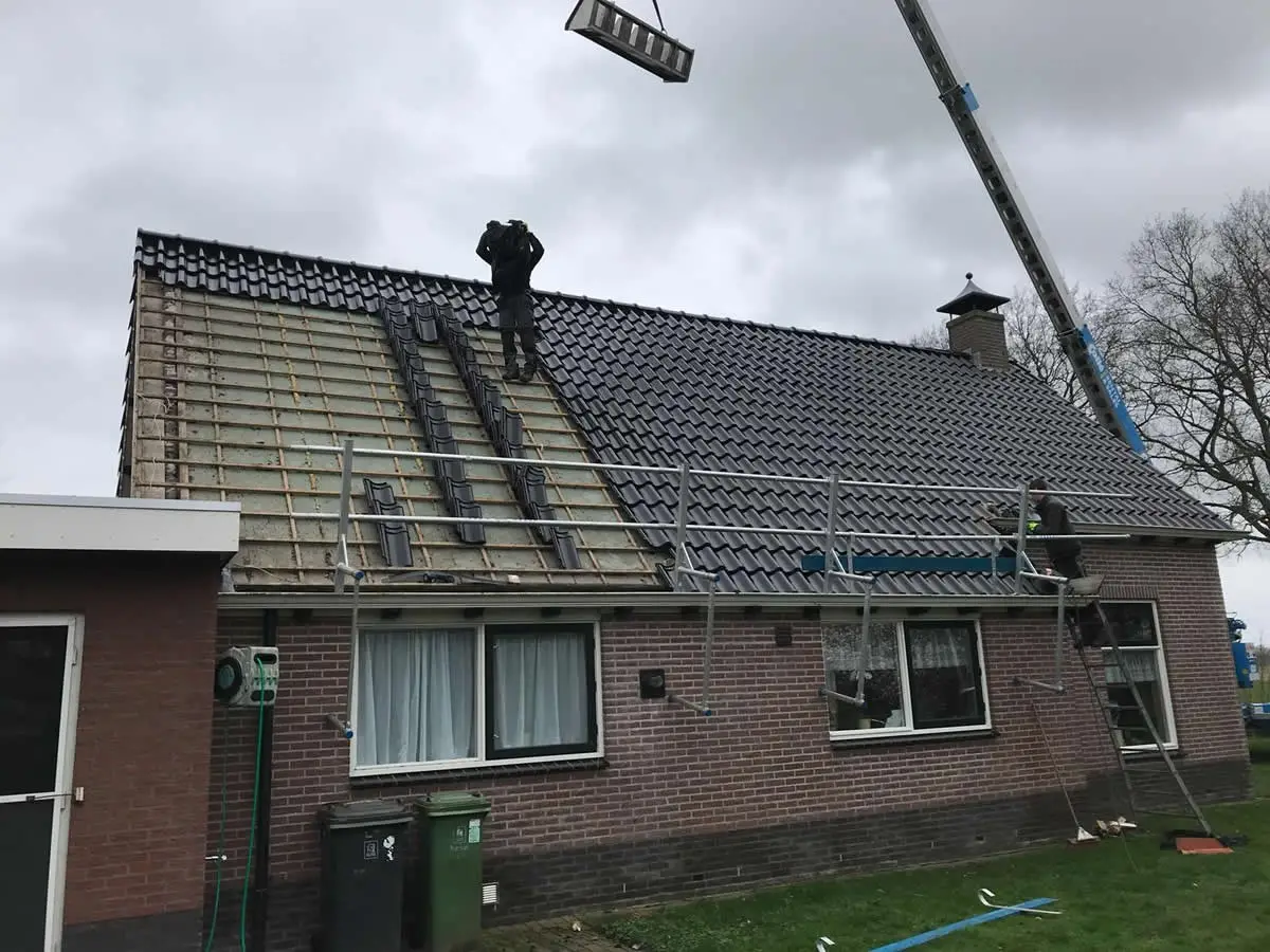 Zevenhuizen de dakpannen van de woning vervangen met Nelskamp H15